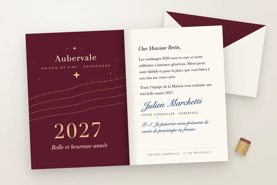 Carte de vœux double ouverte d'une maison de vins fictive : volet gauche bordeaux avec 2027 en doré, volet droit avec message à Monsieur Bertin, signature du conseiller à l'encre bleue et post-scriptum personnalisé