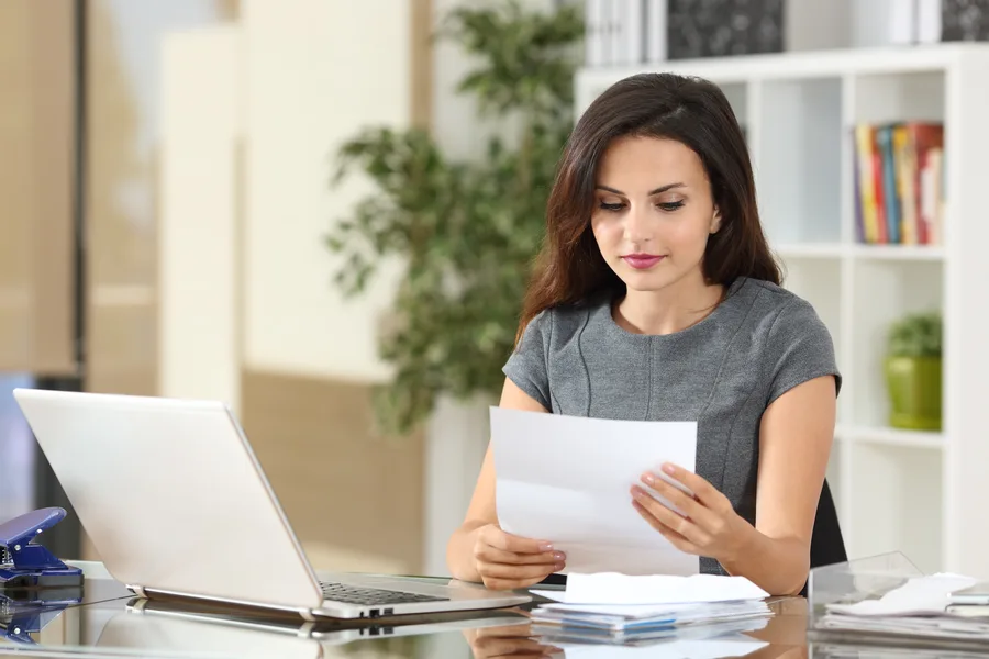 Dirigeante lisant un courrier adressé à son bureau