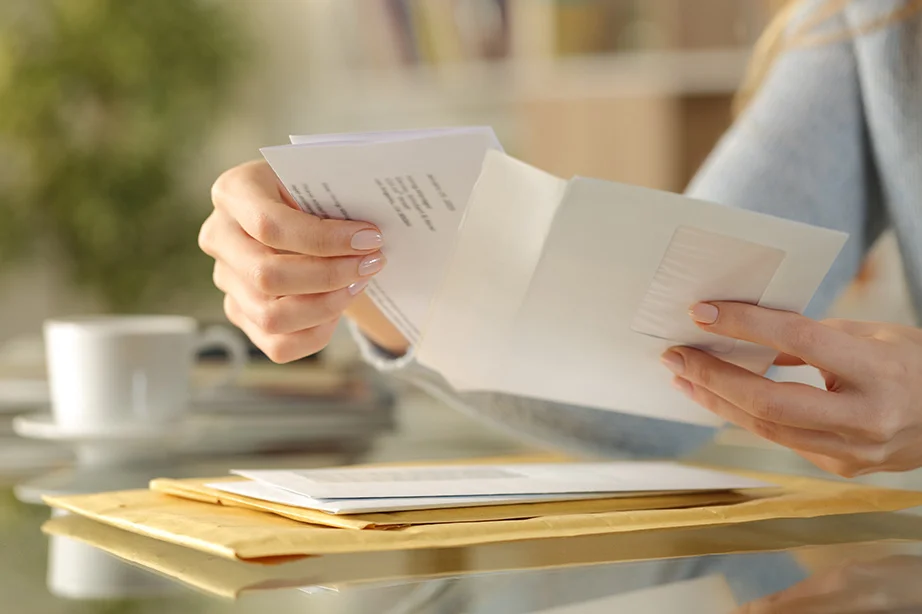 Formats de mailing courrier : lettre sous enveloppe, carte postale, depliant